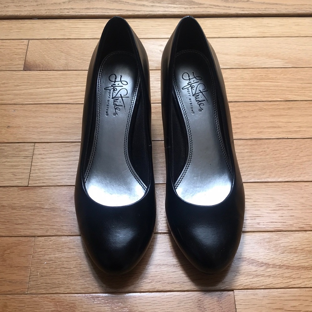 Simple Black Heels - Picture 2 of 4